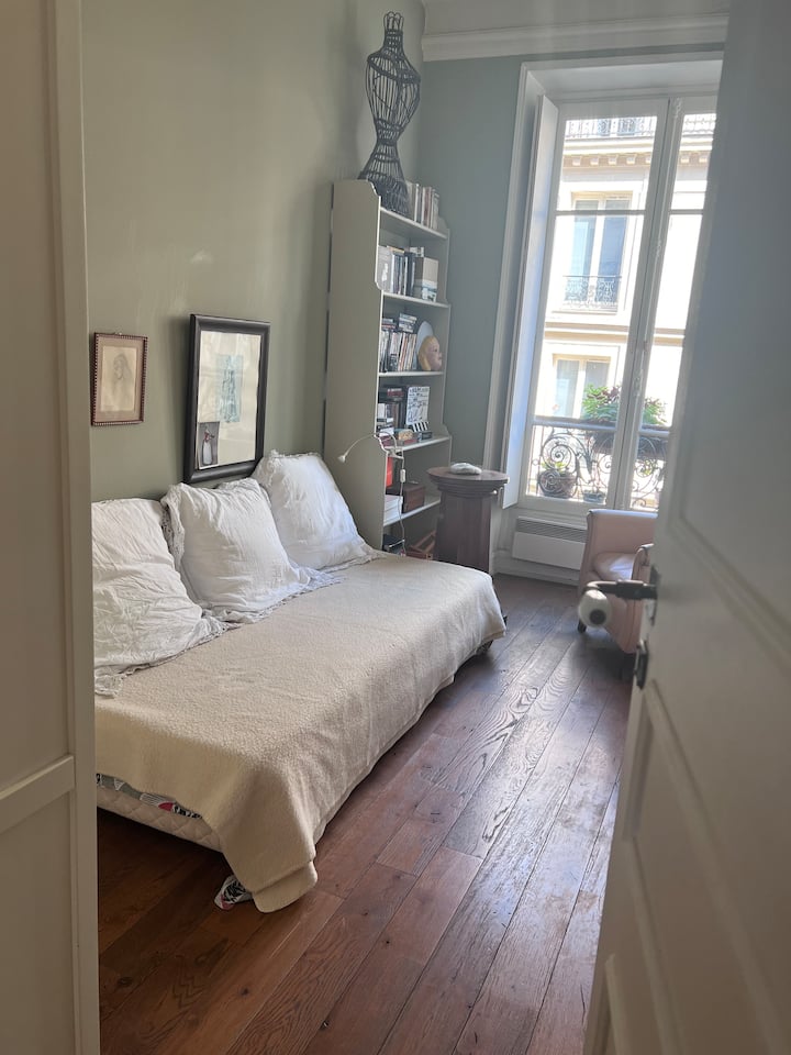 Pamje e dhomës së gjumit 3 krevate tek nga korridori 