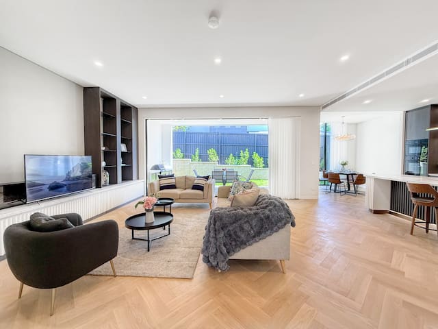 Exceptional Luxurious Duplex in a Great Location gallery image 2