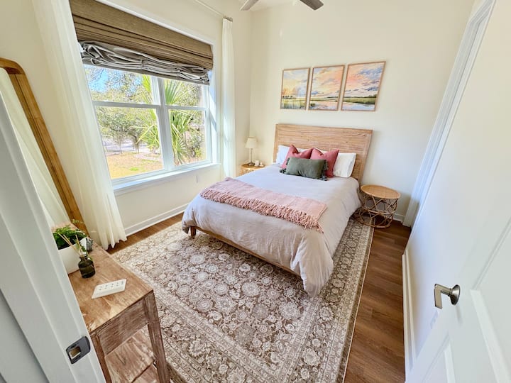 בחדר השינה יש מיטת קווין סייז עם פרופיל נמוך ווילונות האפלה כדי להבטיח שנת לילה שלווה.