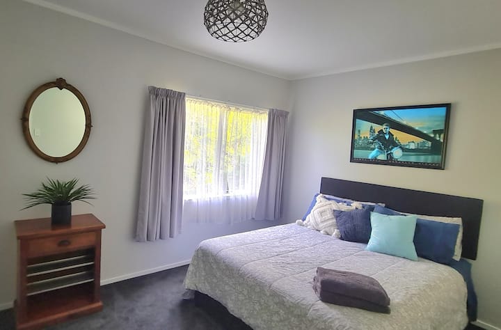 El dormitorio del medio tiene una cómoda cama tamaño queen. 