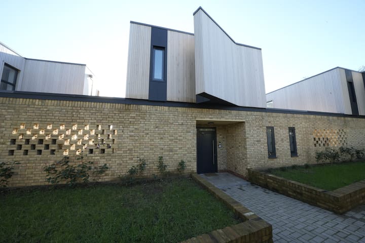 5 bedrooms /11 Guest/ Garden /5 min to underground