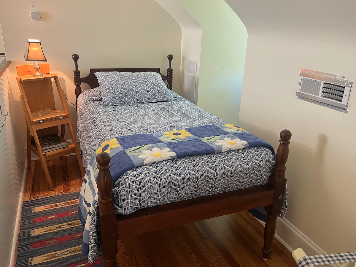 Ერთსაწოლიანი სივრცე ცის საძინებლის გარეთ, კიბის მარჯვნივ მდებარეობს.  USB ‑ შტეფსელი, რომელიც განკუთვნილია სათაო დაფის უკან მაღლა მდებარე მოწყობილობების დასამუხტად, სინათლისა და ალკოჰოლური ფანჯრის წასაკითხად.  