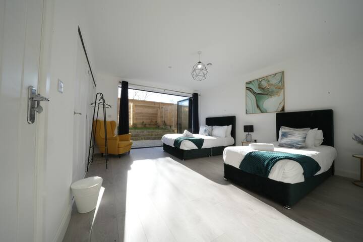 3 FULL houses/ 15BR/ 5min walk tube/ lots stors gallery image 4