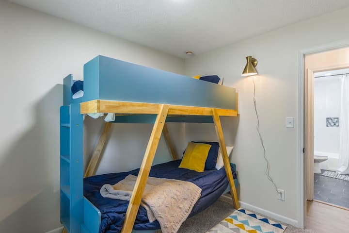 Zakoračite u svijetlu i veselu treću spavaću sobu s udobnim krevetima na kat koja je savršena za djecu ili dodatne goste. Svojom živahnom atmosferom nudi savršenu mješavinu udobnosti i praktičnosti za nezaboravan boravak.