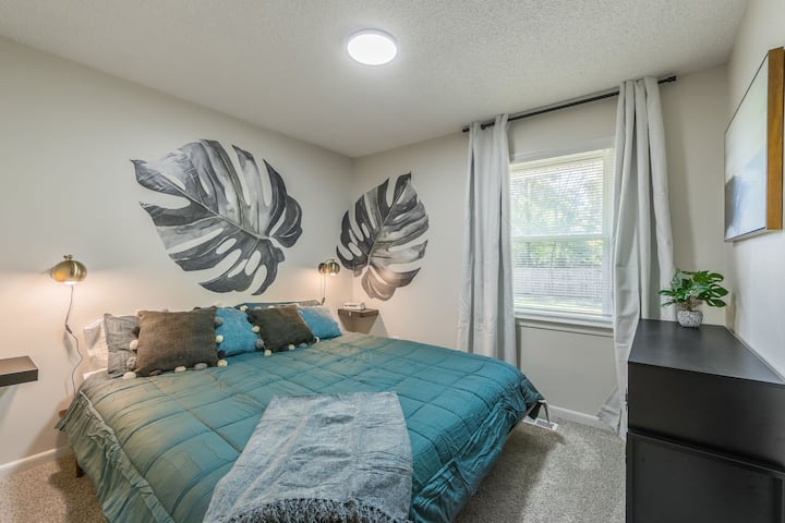 Otkrijte ovu šarmantnu drugu spavaću sobu u kojoj mekani i privlačni tonovi stvaraju miran ambijent. Plišani krevet i pažljivo osmišljeni detalji jamče ugodan i ugodan boravak - savršen za opuštanje i punjenje nakon cjelodnevne pustolovine i istraživanja.