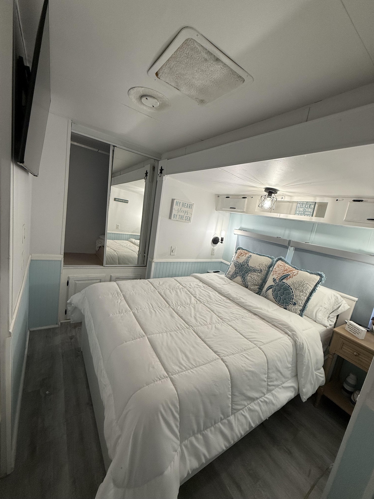 his charming room features a double bed, perfect for two guests looking for a peaceful night’s sleep.