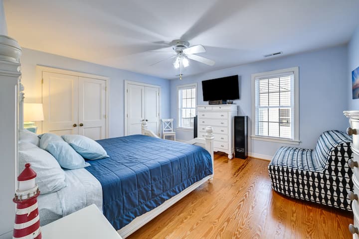 חדר שינה ראשי עם שני ארונות ופולטון כפול. 