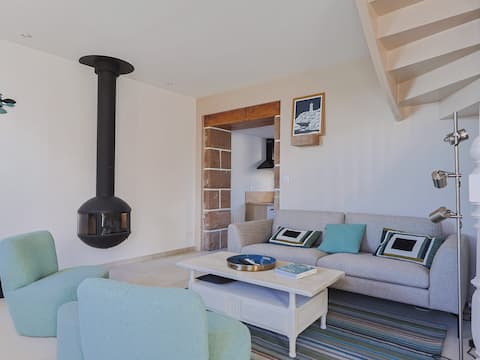 Top performing Airbnb: House facing the port of Perros, ideal location! in Perros Guirec