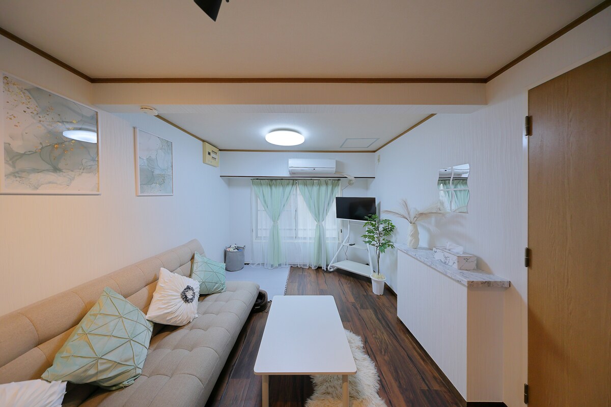 Това е голям диван, така че можете да се отпуснете и да се отпуснете.