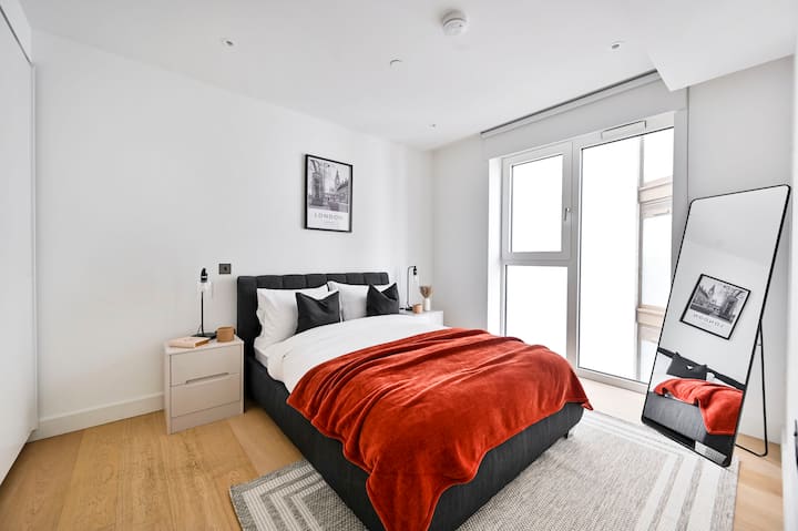 Спокойно светилище в спалнята с меко спално бельо и спокойна обстановка.