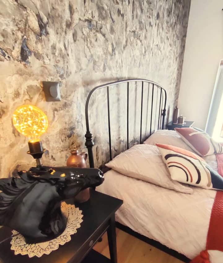 מיטה גדולה 180*200 ושקע ליד המיטה