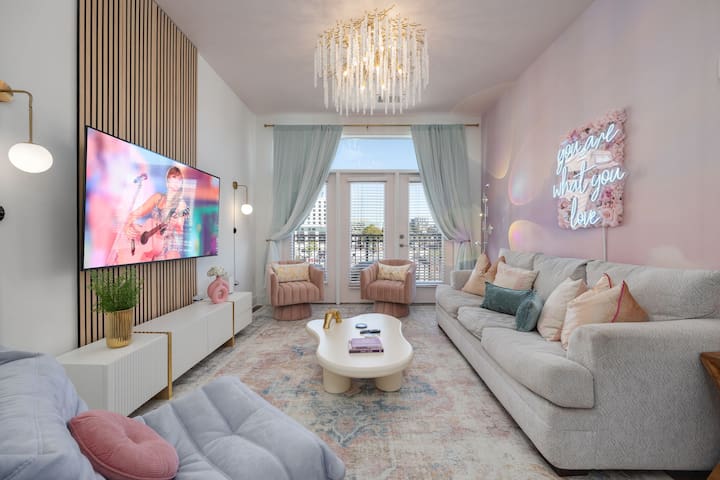 ‘THE’ Glam Getaway Downtown Nashville – Broadway!