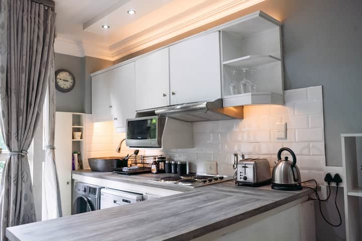 Modern Studio With Balcony, Walk To Cticc & V&a - Cape Town