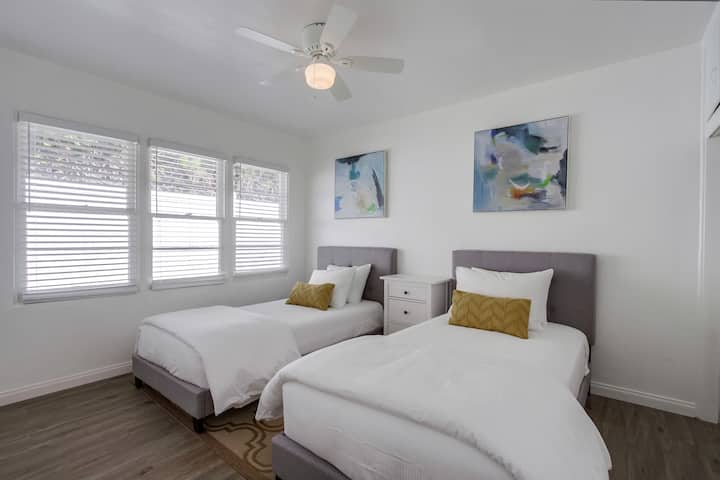 欢迎来到舒适的海滨度假胜地！ 在这间迷人的太平洋海滩客房中，享受两张舒适的单人床和轻风拂面的氛围。