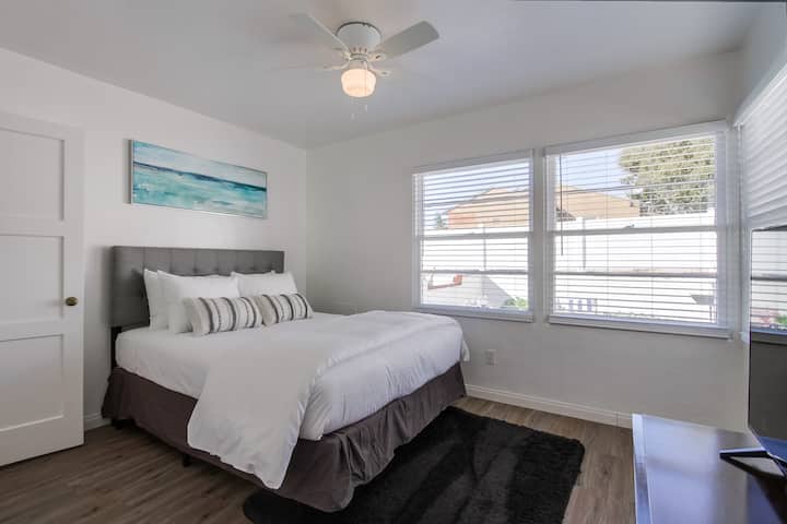 在这间宁静的卧室里放松身心，配有一张加大双人床，非常适合您的海滩度假。