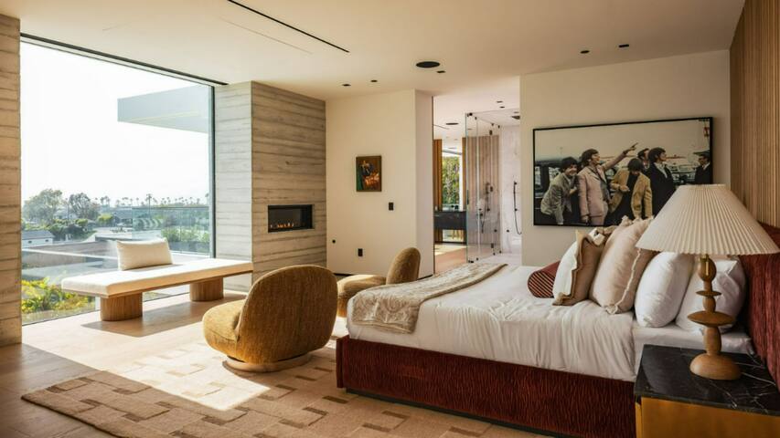 Designer Coastal Retreat in Modern Malibu Haven gallery image 3