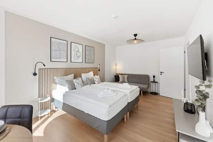 מואר ומרווח: עם 26 מ"ר, הסלון יוצר סלון מרווח ואזור שינה עם 2 מיטות יחיד, שניתן להגדיר גם כמיטה זוגית, כמו גם ספה שניתן להשתמש בה כמיטה שלישית, למשל לילדים. 