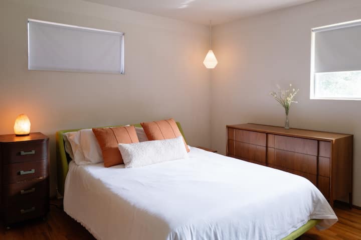 Quarto principal. Colchão de espuma de memória queen size, 2 cômodas, armário gigante, 2 mesas de cabeceira, televisão inteligente. Também inclui um banheiro privativo completo com chuveiro novo de azulejos rosa e piso de azulejos. Xampu, condicionador, sabonete líquido para banho e sabonete para as mãos são fornecidos.