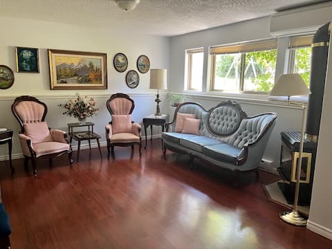 Top Airbnb: Spacious Victorian Suite In Victoria in Langford