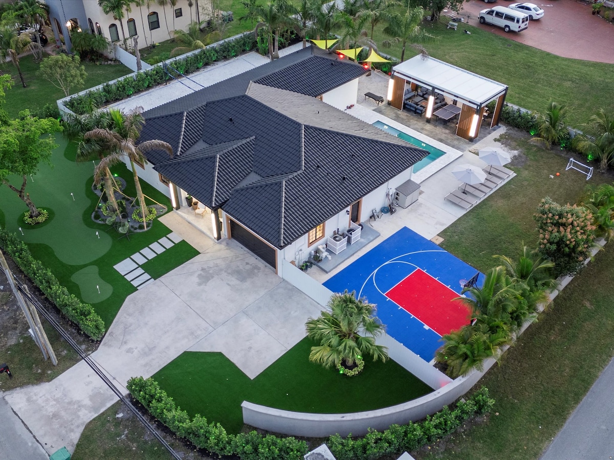 Art Villa Volleyball Basketball Golf Football Pool - Houses for Rent in