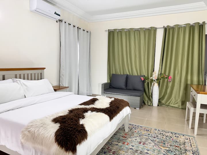 تحتوي غرفة النوم الرئيسية التي تبلغ مساحتها 4 م × 5 م على خزانة كبيرة ودش خاص ومنطقة ملابس خاصة.