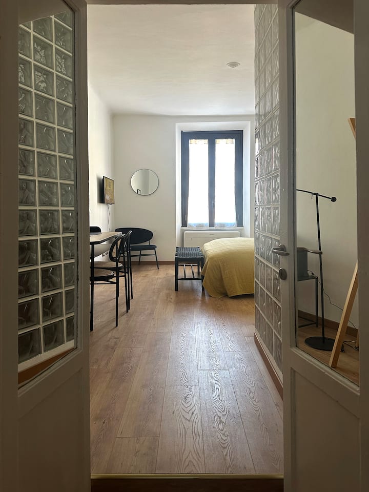 Chumba kikubwa cha kulala chenye kitanda cha watu wawili, chenye godoro la h20 na kitambaa cha juu. Shuka na seti ya bafu imejumuishwa. Dawati na viti kwa ajili ya sehemu ya ofisi. Muunganisho wa pasiwaya. Runinga. Kiyoyozi na kipasha joto. Chumba kikubwa cha kuweka nguo. Mwonekano wa ndani.