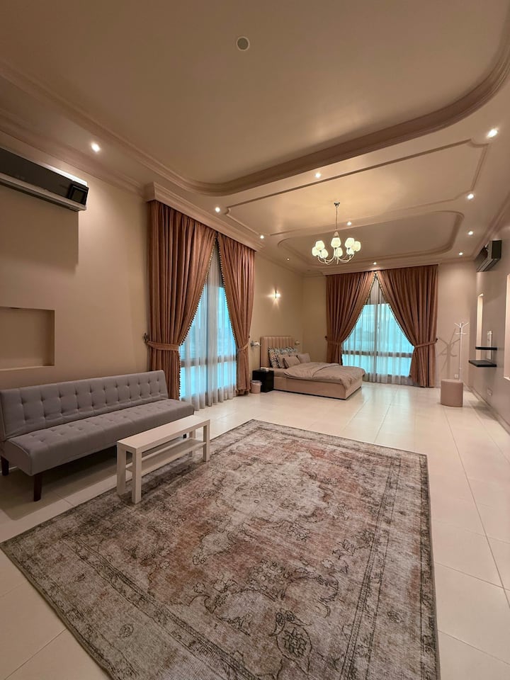 Chumba kikuu cha kulala: Kitanda aina ya King na Kitanda cha Sofa (Kijivu)