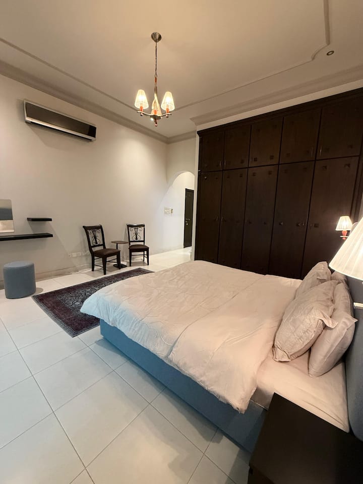 Chumba cha kulala cha pili na bafu ya chumbani