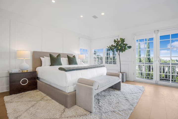 Tranquil Sherman Oaks Oasis with Private Garden