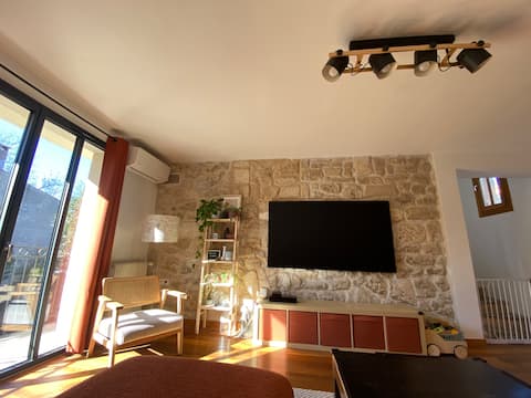 Annonce Airbnb populaire: Air-conditioned house + Garden + Terrace - Downtown à Les Cévennes