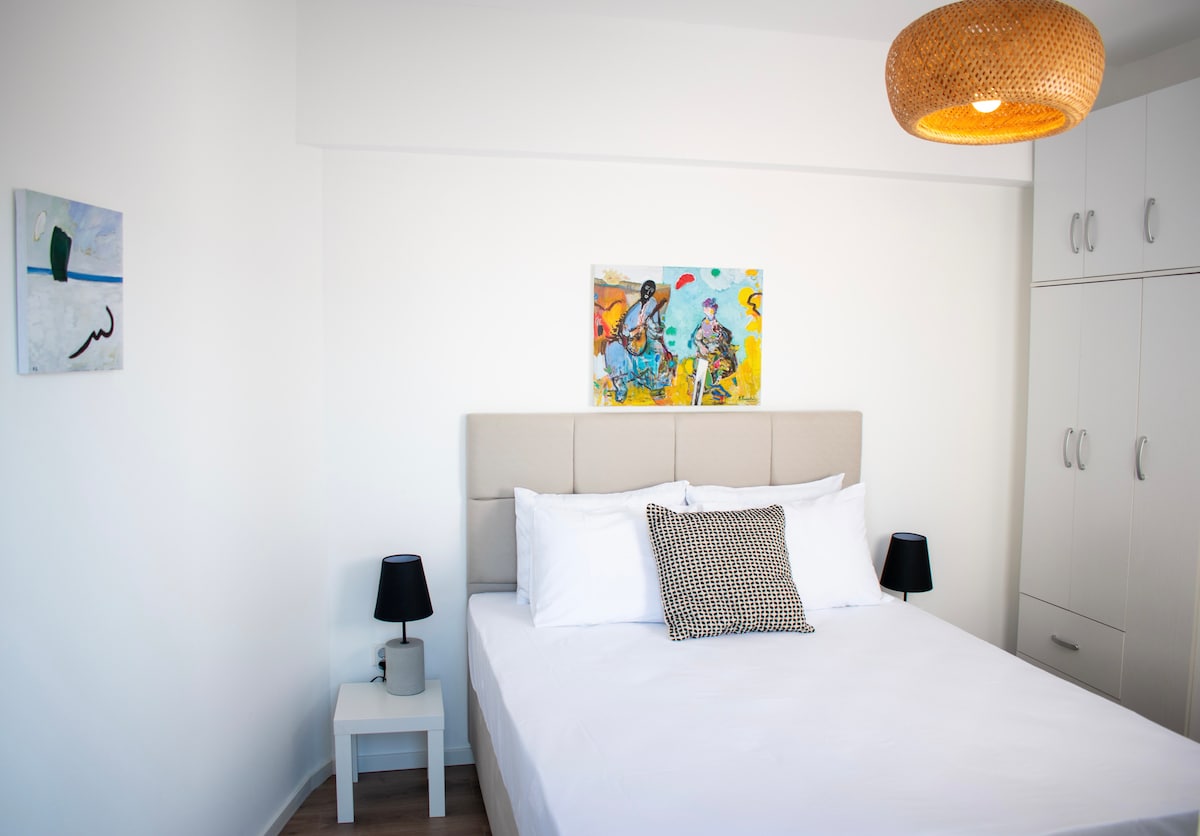 Просторот за спиење е истакнат со вкусно уметничко дело и нежно осветлување, додавајќи карактер и тивка елеганција.