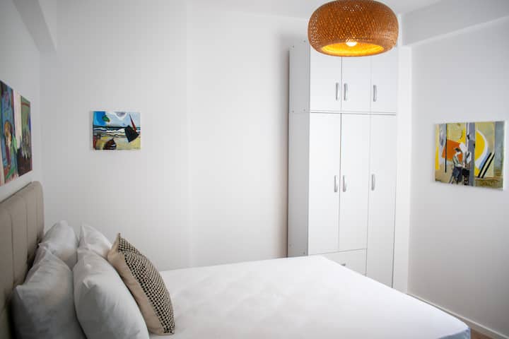 Acogedora habitación que ofrece amplio espacio de almacenamiento, texturas suaves y un ambiente relajante ideal para un descanso ininterrumpido.