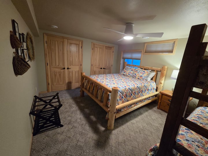 Queen with twin bunks