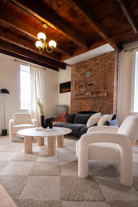 Historic 1850s Brick Federal - Minutes to Downtown