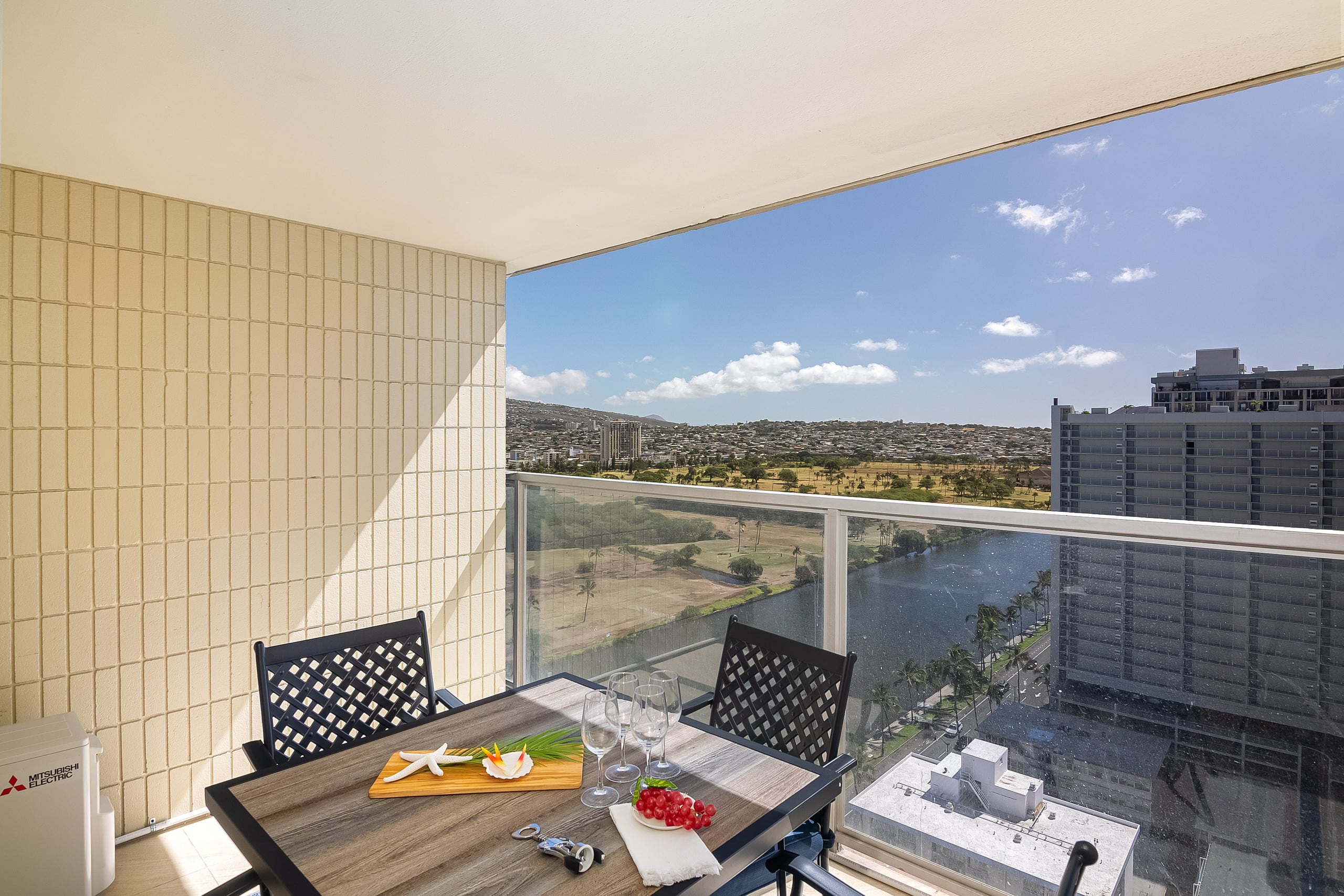 Condo in Honolulu · ★5.0 · Studio · 2 beds · 1 private bath - Image 1
