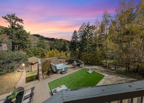 Views, Beautiful mountain home, hot tub, hikes!