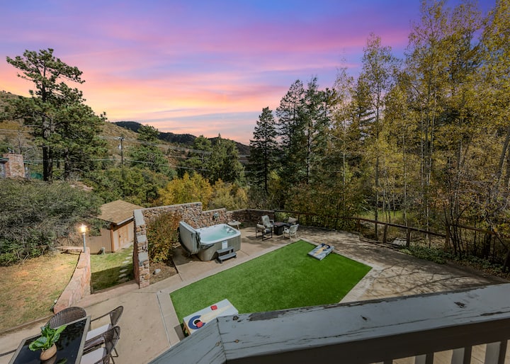 Views, Beautiful mountain home, hot tub, hikes!