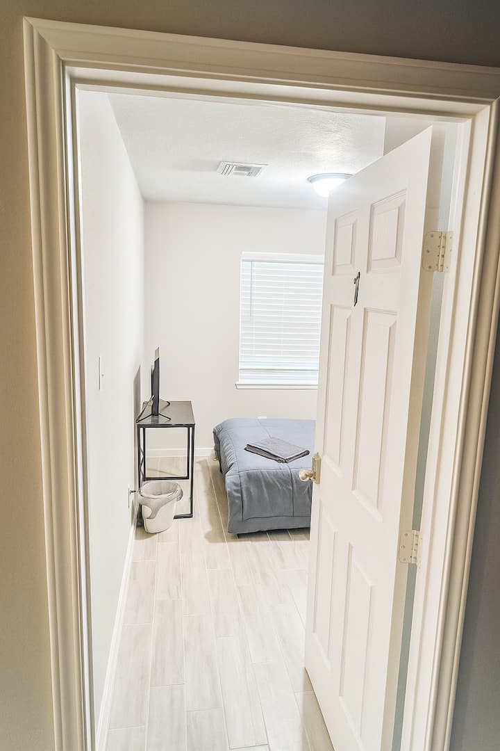 Talagang komportable at kumpleto ang kagamitan ng kuwartong may queen bed. Blinds para sa isang mahusay na pagtulog ng gabi. Closet. Smart TV para mapanood ang mga paborito mong streaming app. Workstation desk para sa kaginhawaan ng mga nagtatrabaho nang malayuan.