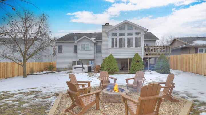 Spacious Home - Theater, Hot Tub, Firepit & More! - Mount Zion, IL