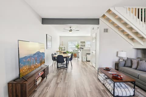 Top performing Airbnb: Spotless home w/ 2 Car Garage, 4 mins to Downtown in Cedars
