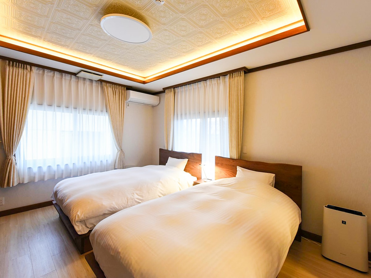 [Westerse kamer 8 tatami] Een kamer met 2 semi-dubbele bedden.Fel licht schijnt door de ramen met twee richtingen