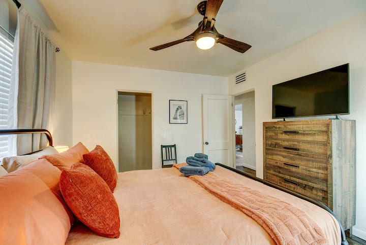 Unwind in our cozy bedroom featuring a comfortable queen-sized bed for a restful night's sleep. Enjoy your favorite shows on the flat-screen TV before drifting off. A perfect retreat after a day of exploration and adventure!