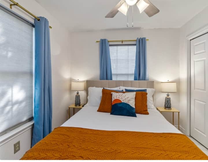 Დედოფლის ზომის საწოლი რბილი მეხსიერების ქაფის მატრასითა და XL ორადგილიანი თასმით! Ამ ოთახში არის სამუშაო მაგიდა, კარადა , ჭერის ვენტილატორი და ორი უსბტიანი შეხების გვერდითი ლამპა . 