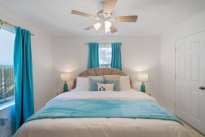 Დიდებული მთავარი საძინებელი უზრუნველყოფს როგორც კომფორტს, ისე კომფორტს. Ეს ოთახი, რომელიც აღჭურვილია კომფორტული საწოლით, ჰიბრიდული ლეიბით, საბნების ფენებითა და პლუშის ბალიშებით, შესასვლელი კარადით, სრული სიგრძის სარკითა და სააბაზანოთი, ეს ოთახი ნამდვილად შთაბეჭდილებას მოახდენს!