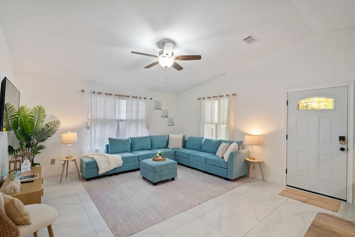 Მყუდრო მისაღები ოთახი დიდი სექციური ტახტით, რომელიც შეიძლება გარდაიქმნას სრული ზომის საწოლად, 50-დუიმიანი სმარტ-ტელევიზორით, თაღოვანი ჭერით ჭერის ვენტილატორით. Ეს შესანიშნავი ადგილია დასვენებისა და განტვირთვისთვის ან მეგობრებთან და ოჯახის წევრებთან ერთად გართობისთვის.