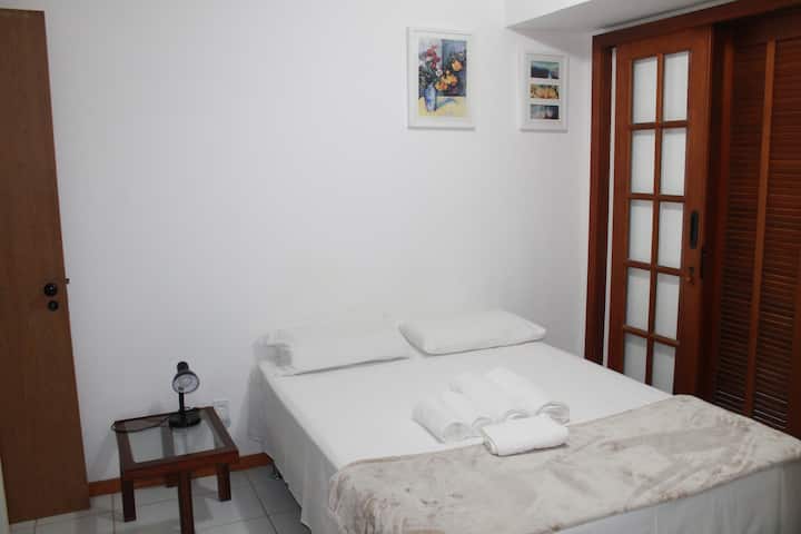 Suite.
Sábanas de algodón 100% (180 hilos) y toallas; manta 100% de poliéster.
Foto: febrero de 2025