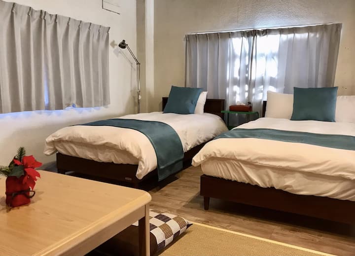Quarto: cama de solteiro, cama de casal, 4 conjuntos de futons