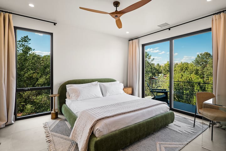 2階のスイートには、デラックスなキングサイズのベッドがあり、デッキに直接アクセスできます。