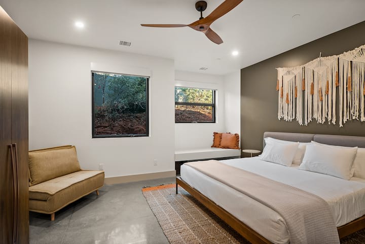 下階にある寝室4には、鮮明なコットンリネンを着た豪華なキングサイズのベッドがあり、究極の快適さをお楽しみいただけます。 階下のバスルームに隣接しています。