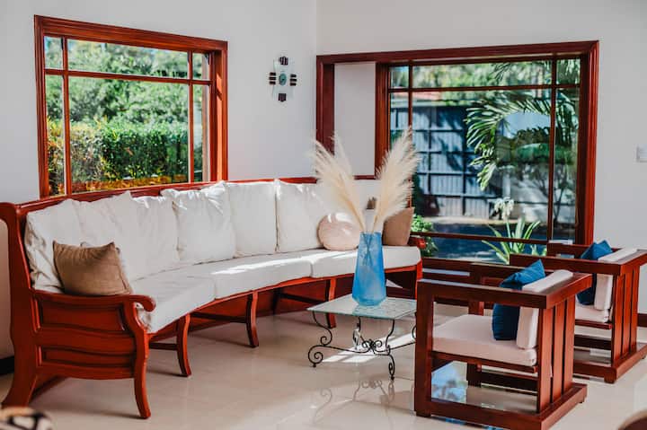 Luxury Oasis In Las Colinas: Elegant 3-bdrm Villa - マナグア